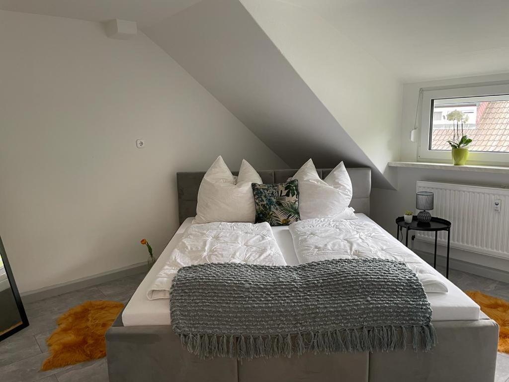 Wen Koenigsberger,Ruhige Dg-Wohnung In Weiden,2 Schlafzimmer,Parkplatz, Zentral! Weiden in der Oberpfalz Exterior photo